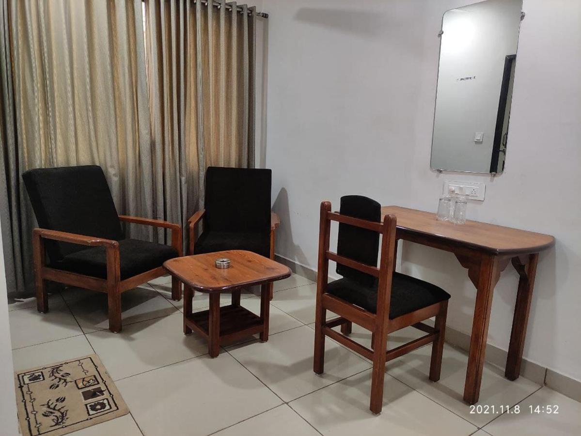 Hotel Tirth Ankleshwar Exteriör bild