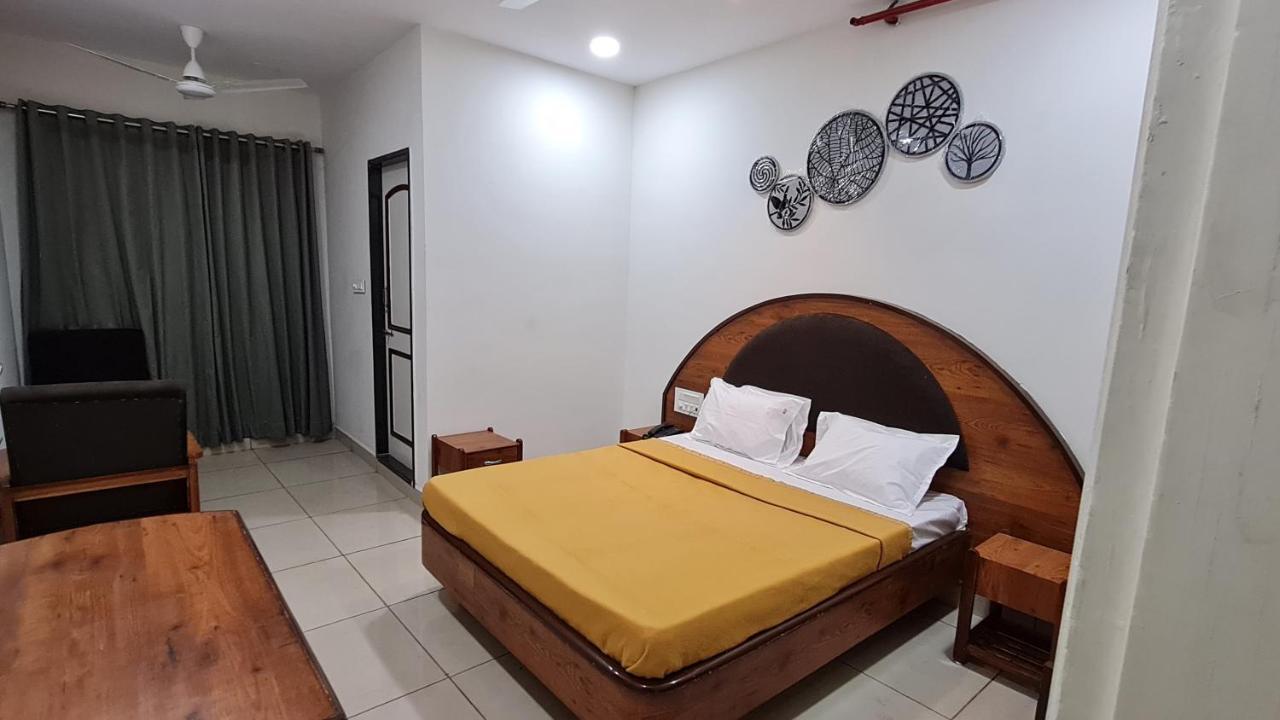Hotel Tirth Ankleshwar Exteriör bild