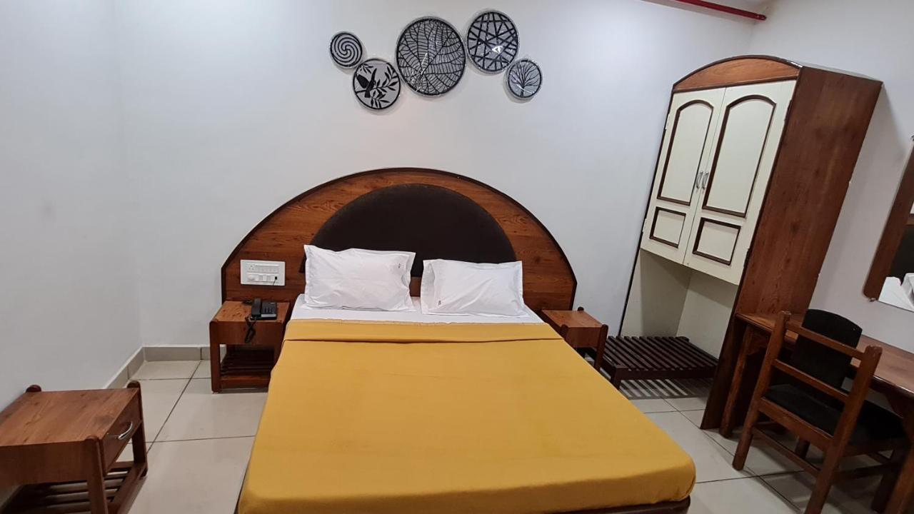 Hotel Tirth Ankleshwar Exteriör bild