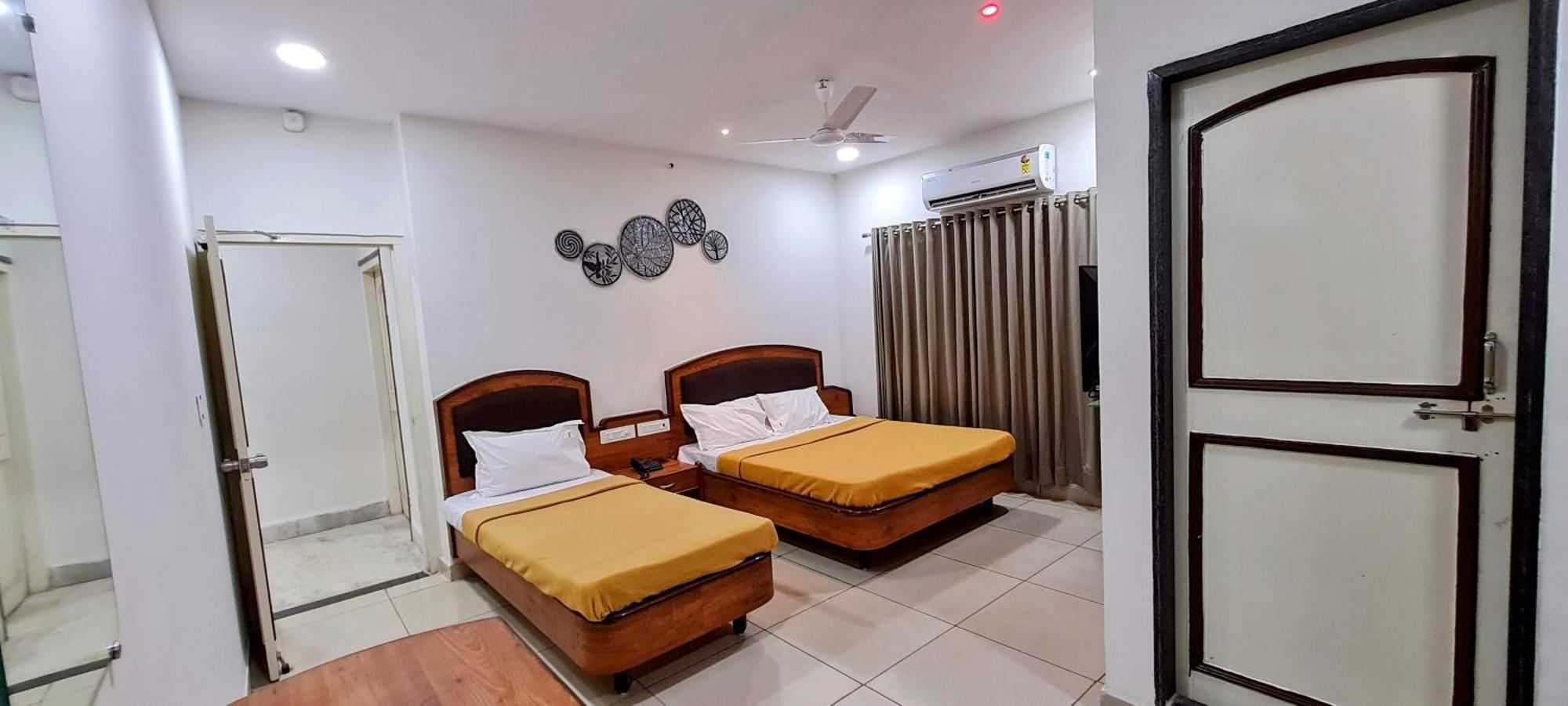 Hotel Tirth Ankleshwar Exteriör bild