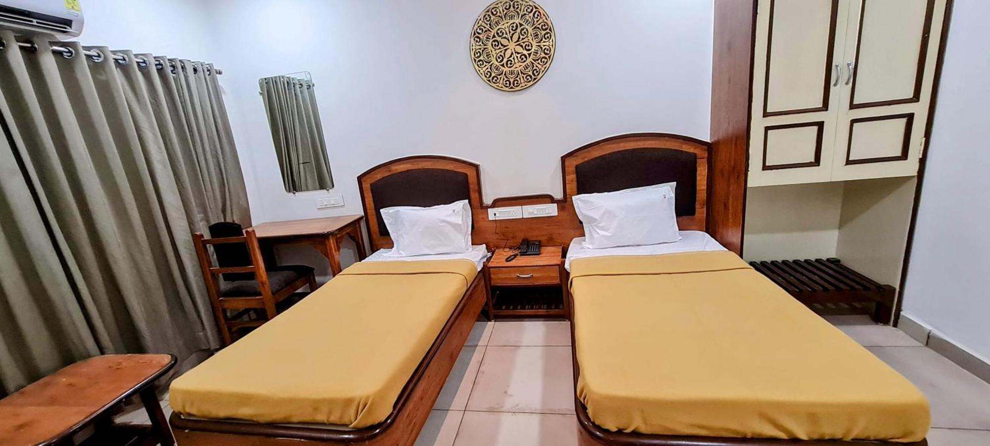 Hotel Tirth Ankleshwar Exteriör bild