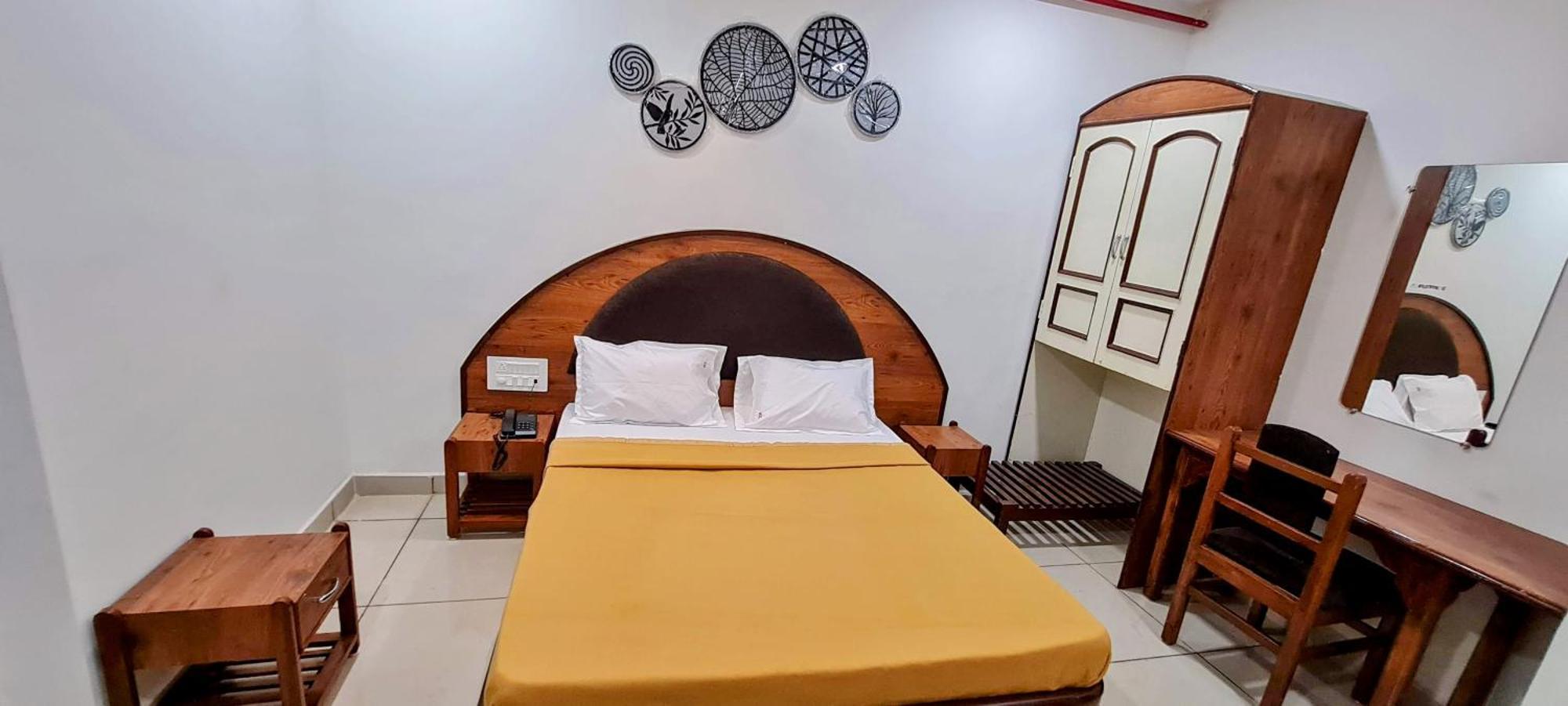 Hotel Tirth Ankleshwar Exteriör bild